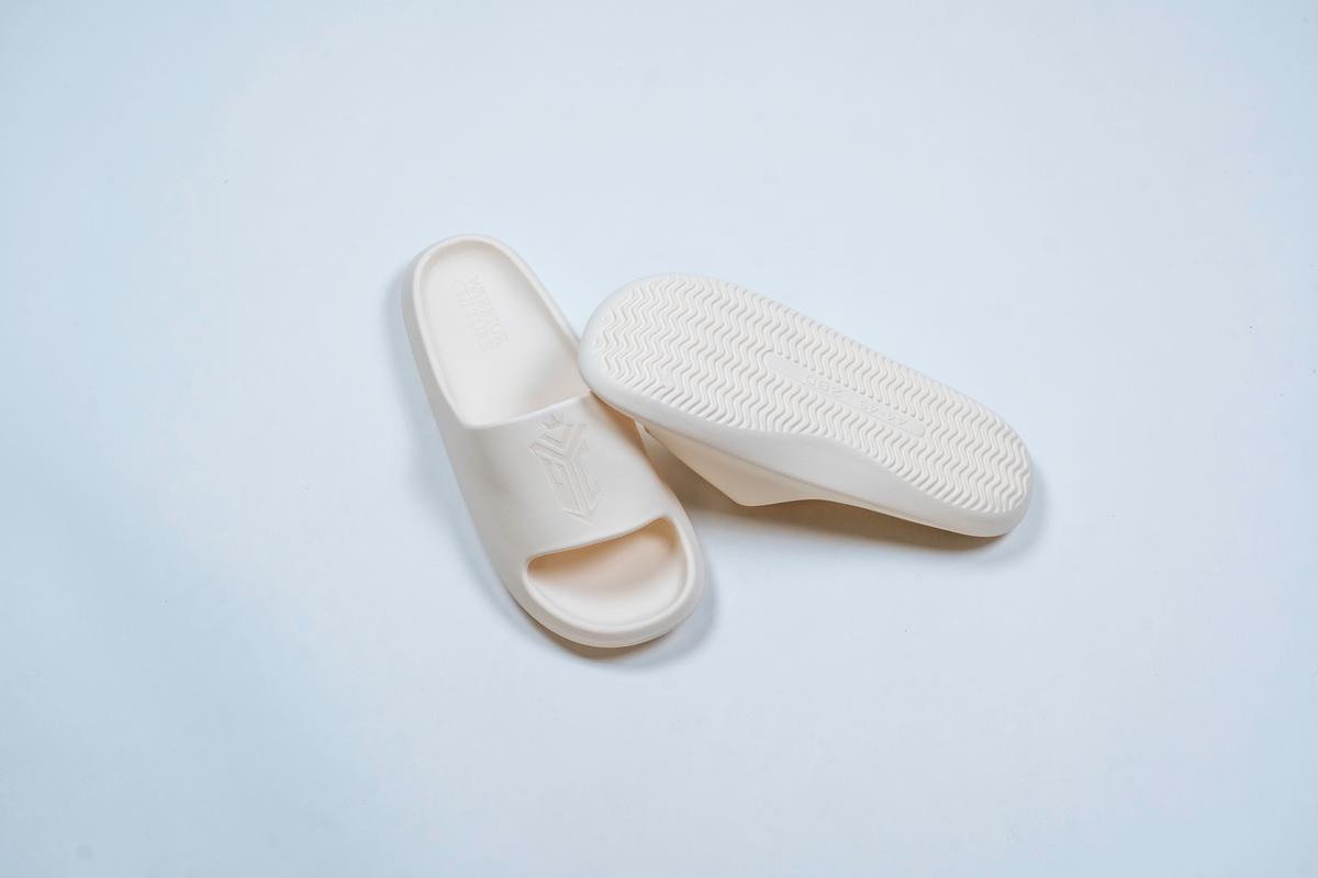 Frontier Recovery Sliders in Beige, Black, and White (view 2)